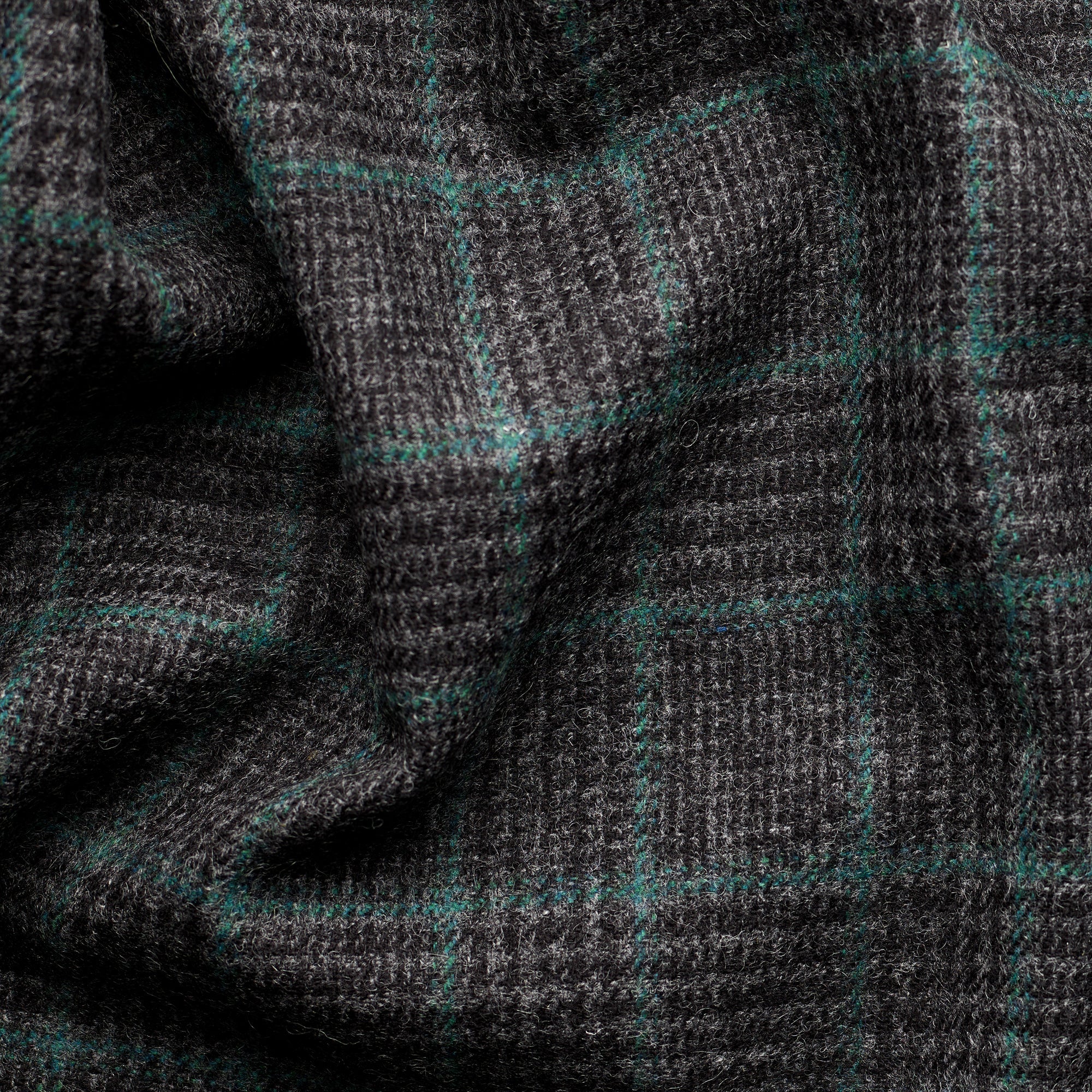 TD59 : Charcoal Glen Check Tweed with an Emerald Deco